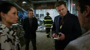 Ermitteln im Fall eines in die Luft gesprengten Leichenhauses: Watson (Lucy Liu, l.), Holmes (Jonny Lee Miller , 2.v.l.) und Gregson (Aidan Quinn, r.) ...