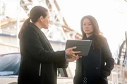 Watson (Lucy Liu, r.) reagiert skeptisch, als sie von ihrer NYPD-Rivalin Cortes (Monique Gabriela Curnen, l.) um Rat gebeten wird. Will die Ermittlerin wirklich Hilfe von Joan oder führt sie etwas anderes im Schilde?