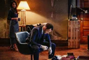Während Sherlock (Jonny Lee Miller, r.) den perfekten Raubüberfall plant, stößt Joan (Lucy Liu, l.) auf ein schockierendes Geheimnis von ihrem Kollegen und Freund ...