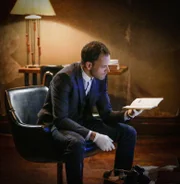 Soll den perfekten Raubüberfall planen, um das Lager einer schwerbewaffneten Bikergang hochzunehmen: Sherlock (Jonny Lee Miller) ...