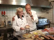 Vor einem Jahr erfüllte sich Monika Koop den Traum vom eigenen Restaurant, aber einige Probleme sorgen für ein ungepflegtes Restaurant und ungenießbares Essen. Kann Frank Rosin (r.) da noch helfen?