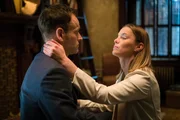Während Holmes (Jonny Lee Miller, l.) zusammen mit Watson einen vermissten Arzt ausfindig machen soll, kriselt es in seiner Beziehung zu Fiona (Betty Gilpin, r.). Denn die hat ein Problem mit der Art und Weise, wie Holmes sie behandelt ...