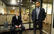 Holmes' (Jonny Lee Miller, l.) Untersuchung eines Raubüberfalls eines illegalen Pokerspiels entwickelt sich zu einer Morduntersuchung, als der Türsteher, der an dem Abend Wachen hielt, tot aufgefunden wird. Das ruft auch Detective Bell (Jon Michael Hill, r.) auf den Plan ...