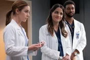 Grey's Anatomy Staffel 21 Folge 12 Adelaide Kane als Dr. Jules Millin, Natalie Morales als Dr. Monica Beltran, Anthony Hill als Dr. Winston Ndugu
