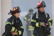Station 19, Staffel 5, Folge 13, Jaina Lee Ortiz als Andy Herrara, Carlos Miranda als Theo Ruiz.
