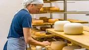 Martina Albrecht schmiert den Käse.