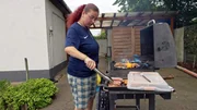 Leann kümmert sich um das Grillgut