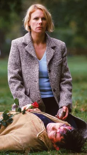 Anna (Bettina Kramer), die Lutz (Dirk Schoeron) mit einem Stein erschlagen hat, steht unter Schock.