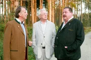 Kommissar Korbinian Hofer (Joseph Hannesschläger, re.) trifft nahe am Tatort zufällig Ferdinand Reischl (Wolfgang Fierek, li.) mit seinem alten Freund Harry Norden (Dieter Thomas Heck), der offenbar geschäftlich in Rosenheim ist.