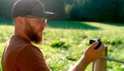 Nebenerwerbs-Landwirt Stephan Hauer berichtet in seinen Socialmedia-Kanälen regelmäßig von seinem Leben auf dem Land. Für ihn und seine schottischen Hochlandrinder hat er gerade ein neues Zuhause bei einem Kollegen gefunden.