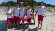 Die Jungs-WG: Jonas, Danny, Charlie, Alex und Johannes (v.l.n.r.) unterstützen die Rettungsschwimmer vom Roten Kreuz.