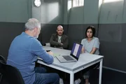 Esma (Özge Delioglan) ist Tobias (Patrick Müller, M.) für seine Lüge zutiefst dankbar. Links Gerd Baumann (Mark Oliver Bögel).