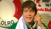 Dass es im Land der Dichter und Denker schlecht um den Humor bestellt ist, gilt längst als widerlegt. Lang ist die Liste großartiger Komödianten und Spaßmacher, die sich mit den menschlichen Schwächen, den Eitelkeiten und den Untiefen des alltäglichen Miteinanders beschäftigt haben.Mit: Harald Juhnke, Dieter Hallervorden, Hans Werner Olm, Gabi Decker, Herricht & Preil, Maren Kroymann u. a. - Sketch mit Hape Kerkeling