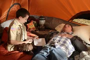 Während Nesthäkchen und Pfadfinder Brick (Atticus Shaffer, l.) festentschlossen ist, beim Zelten dieses Mal nicht vorzeitig aufzugeben, erlebt Vater Mike (Neil Flynn, r.) eine Horror-Nacht, die er nicht so schnell vergessen wird ...