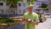 Gärtner Tom Klose arbeitet in Braunschweig an einem Pocket-Park, für den mehrere Parkplätze geopfert wurden. Für das Projekt bekam die Stadt Lob – aber auch Unmut von seinen Bürger:innen.