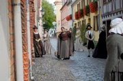 Janna Falkenstein (m.) im Jahr 1790 als Abtrittanbieterin