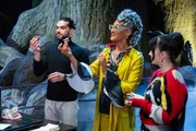Die Juroren Jozef Youssef (l.) mit Carla Hall (m.) und Evanna Lynch (r.)  +++ Die Verwendung des sendungsbezogenen Materials ist nur mit dem Hinweis und Verlinkung auf RTL+ gestattet. +++
