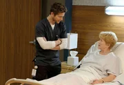 Kann Conrad (Matt Czuchry, l.) seiner ehemaligen Mentorin Dr. Jacoby (Erika Slezak, r.) helfen?