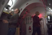 Verzweifelt versuchen Callen (Chris O'Donnell, l.) und Sam (LL Cool J, r.), einen Ausweg aus dem U-Boot zu finden, in dem sie von Terroristen gefangen gehalten werden ...