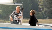 Hannes Jaenicke (li.) lädt Pierre zu einem Segelbootausflug auf dem Ammersee ein.