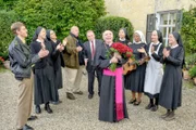 Der Papst hat Rossbauers Rücktrittsgesuch abgelehnt, es wird sein Geburtstag gefeiert (v.li.: Lars Weström, Gaby Dohm, Andrea Sihler, Wolfgang Wöller, Fritz Wepper, Horst Sachtleben, Janina Hartwig, Denise M’Baye, Emanuela von Frankenberg, Karin Gregorek).