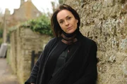 Selina Mortmaigne (Juliet Aubrey) scheint ihrem um viele Jahre älteren Gatten nicht in allen Punkten die Treue zu halten. Die Frage ist, ob ihm das bewusst ist.