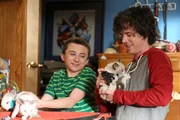 Bricks (Atticus Shaffer, l.) Kaninchen haben sich ungewollt vermehrt. Jetzt muss er sie mit Bruder Axl (Charlie McDermott, r.) irgendwie vor seinen Eltern verstecken, doch Axl hat eine viel bessere Idee ...