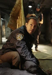 Bei Terroristen wird nicht verhandelt, ein einfacher Befehl. Kann Danny (Donnie Wahlberg) ihn einhalten oder muss er seinen Vater enttäuschen?