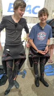 Danny und Jonas (v.l.n.r.) vor ihrem Tauchgang.