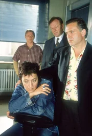 Sabrina (Despina Pajanou), Mike (Konstantin Graudus), Jensen (Gerhard Garbers, mi.) und Dilba (Jockel Tschiersch, re.) sind schockiert von Ellens Tod, doch müssen die Ermittlungen weiter gehen.