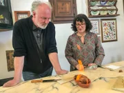 Sofia Vieira und Lojze Wieser grillen auf dem typisch portugiesischen Ton-Grill in Evora.