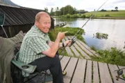Harry Prünster beim Angeln am Fischteich des Gasthofs „Fischerwirt“.