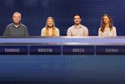 ARD GEFRAGT - GEJAGT FOLGE 900, "Alexander Bommes präsentiert beliebtes Quizformat", am Mittwoch (27.08.25) um 18:00 Uhr im ERSTEN. Aufzeichnung zum ARD-Quiz „Gefragt-Gejagt“ Die Kandidaten (v.l.n.r. am Panel): Thomas Süßmeir, Kristin Behringer, Mirza Talic, Svenia Banasiuk.