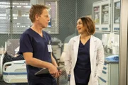 Kurze Schwatzpause: Greg Germann als Dr. Tom Koracik, Caterina Scorsone als Dr. Amelia Shepherd