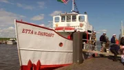 Für Ella und ihre Freunde geht es mit dem Schiff raus auf's Meer. Sie machen eine Bootsfahrt zum Leuchtturm.