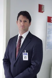 Die CIA schickt Agent Brian Smith (Chad Willett) in die Klinik. Er soll Dr. House dazu bringen, einen todkranken Agenten zu behandeln.