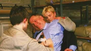 Martina (Judith Sehrbrock, li.) und Mareike (Sanna Englund, re.) haben gemerkt, das Jörg (Armin Dallapiccola) ihre Falschaussage auf Tonband aufnehmen will und nehmen es ihm ab.