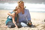 Anna Waldmann (Veronica Ferres, r.) und ihre Tochter Charlotte (Alicia von Rittberg, l.) bangen um den gestrandeten Wal.