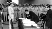 Shigemitsu unterzeichnet die Kapitulation Japans im Zweiten Weltkrieg.