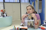 Mia (Josephine Schmidt) ist traurig darüber, dass sie und Lars momentan soweit voneinander entfernt sind. Dennoch hindert sie ihre Verletztheit und die Angst, erneut enttäuscht zu werden, daran, einen Schritt auf ihn zuzugehen ...