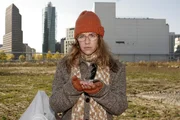 Lisa (Alexandra Neldel) findet nur noch eine Scherbe von der Glaskugel wieder, aus der ihr die Zukunft vorhergesagt wurde. (Dieses Foto von Alexandra Neldel darf nur in Zusammenhang mit der Berichterstattung über die Serie "Verliebt in Berlin" veröffentlicht und verbreitet werden.)