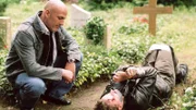 Auf dem Friedhof hat Brock (Leon Boden) es geschafft, Mel (Sigrid M. Schnückel) in seine Gewalt zu bringen.
