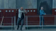 Georg (Özgür Karadeniz, l.) und Mia (Zoë Valks, r.) durchqueren mit gezogenen Waffen das Lagerhaus.