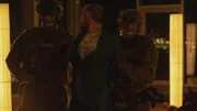 Als Faruk (David A. Hamade) abgeführt wird, blickt er zur Sossega.