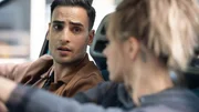 Nihat (Timur Ülker) und Liz (Sarah Mangione) haben einen ersten nahen Moment.