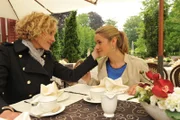 Natascha (Melanie Wiegmann, l.); Marlene (Lucy Scherer, r.)