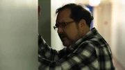 Der Mann lehnte sich gegen die Wand.