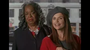 Tess (Della Reese, l.) ist von Monicas (Roma Downey) Gesangskuensten nicht ueberzeugt.