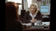 Liz Bradley (Ann Jillian, r.) stellt Monica (Roma Downey) als Journalistin ein und erklaert ihr ihre Prinzipien.