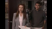 Monica (Roma Downey, l.) zeigt ihrer Chefin einen Artikel, den Ray (John Patrick White) geschrieben hat.